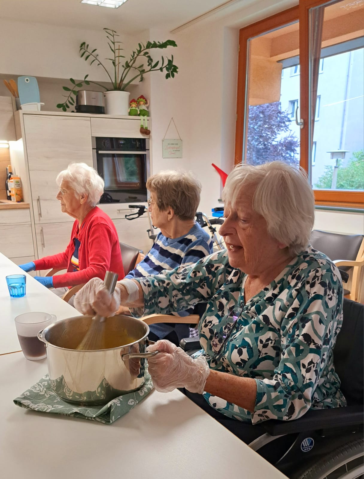 Mehr über den Artikel erfahren Backgruppe im Seniorenzentrum Lichtenberg